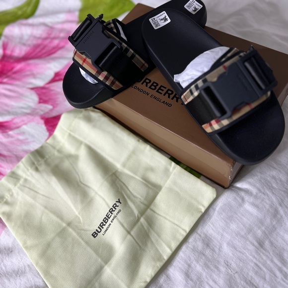 BURBERRYSLIDES - Picture 6 of 6